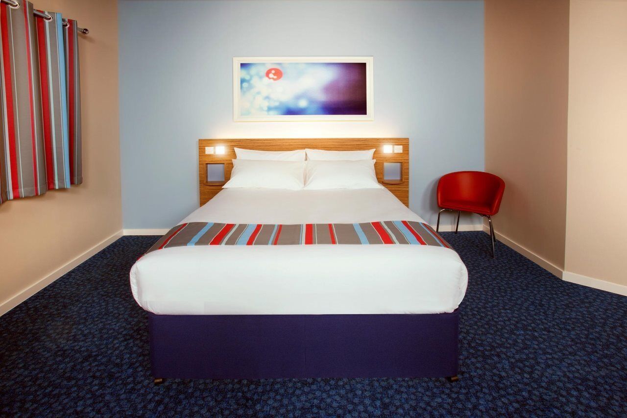 Travelodge Cardiff M4 エクステリア 写真